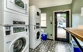 Pop-Of-Color - Loft - Downtown Raleigh - Near Ncsu
